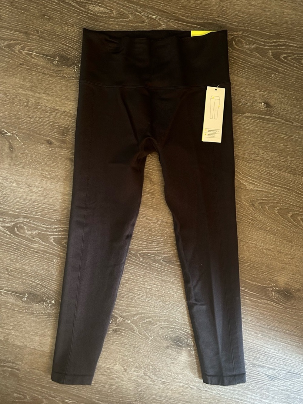 NWT M High Rise Black Ribbed‎ Cropped Moisture Wicking Black Leggings